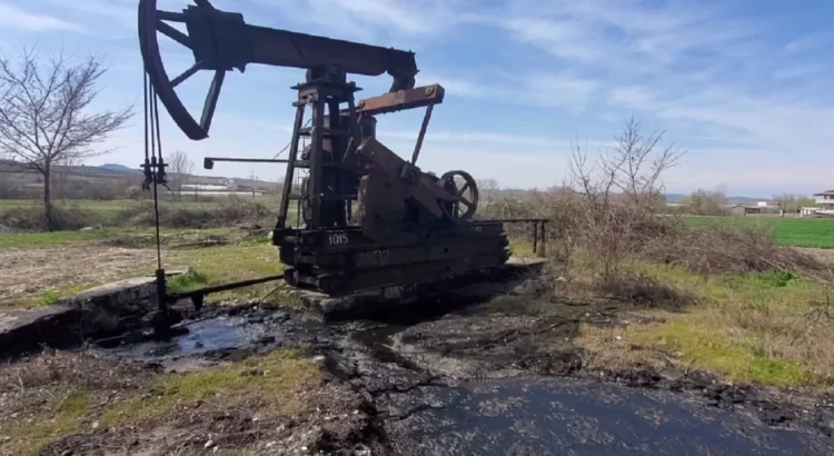 Media spanjolle: Nafta po helmon Shqipërinë, mijëra puse të braktisura