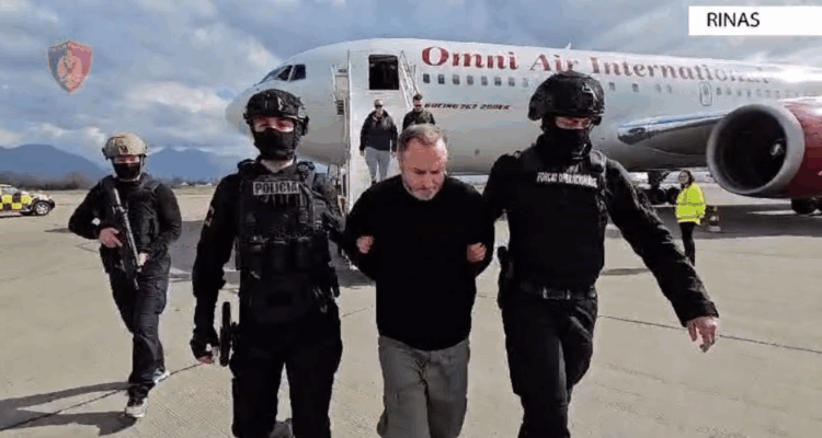 Inskenoi vdekjen e tij, ekstradohet drejt Italisë 56-vjeçari shqiptar