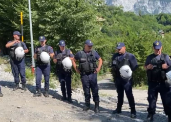 Policët në rresht dhe fadromat në punë, vijon aksioni i shembjeve në Theth