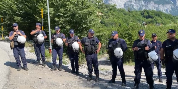 Policët në rresht dhe fadromat në punë, vijon aksioni i shembjeve në Theth