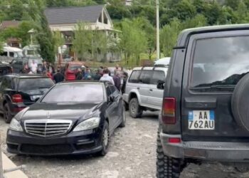 Aksioni për ndërtimet pa leje, banorët e Thethit bllokojnë urën në hyrje të fshatit/ Përplasen me Policinë