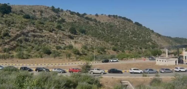 Radhë e gjatë makinash në Qafë Botë, orë të tëra pritje në sportelet e palës greke