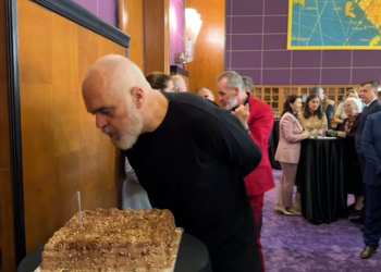 4 Korriku nuk është festë vetëm për SHBA, Akademia politike e PS-së i thur këngë ‘udhëheqësit‘ për ditëlindje