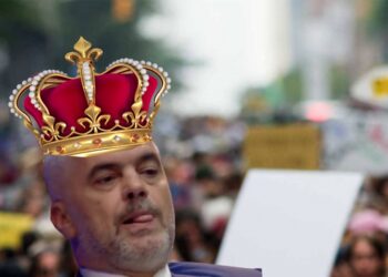 ‘Mbreti’ shqetësohet për problemet e qytetarëve! Ironia e Palokës: Ata nuk duan as ujë, as bukë dhe as drita…