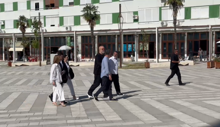 Edi Rama viziton përsëri Vlorën, kryebashkiaku “de facto“ i qytetit nuk i jep dorën askujt