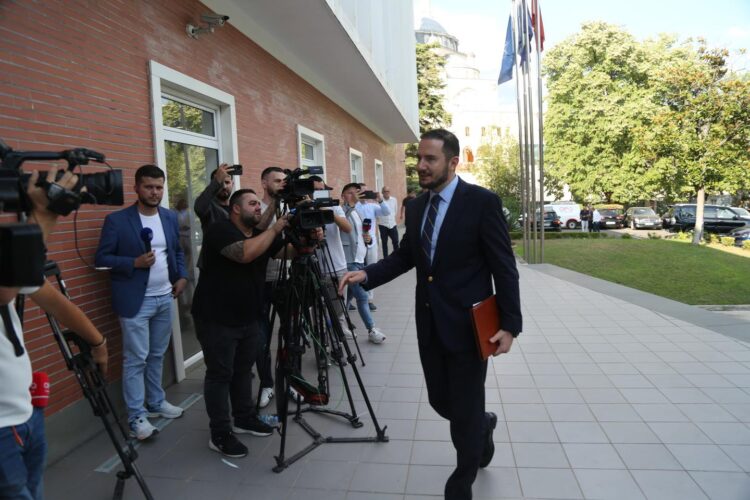 Dash Sula reagon pas lirimit të Salianjit: Ata të PD e përcollën me “oiiiii” dhe e pritën me xhelozi