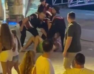 Turisti italian me thikë në dorë në shëtitoren e Sarandës, ndërhyn policia