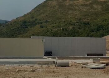 Po ndërtonin një TEC pa leje ndërtimi në pronë publike, arrestohen 2 inxhinierë dhe në kërkim pronari