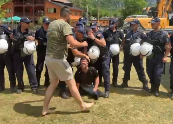 VIDEO-SKANDAL/ Përplasje me banorët e Thethit, Policia dhunon një invalid