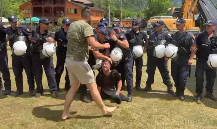 VIDEO-SKANDAL/ Përplasje me banorët e Thethit, Policia dhunon një invalid