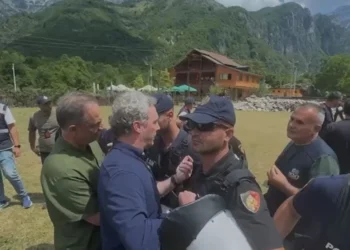 “Mos më kap me dorë se ta mbështjell mirë, legen m….”, Boçi dhe Spahia përplasen me policinë në Theth