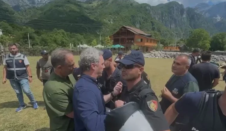 “Mos më kap me dorë se ta mbështjell mirë, legen m….”, Boçi dhe Spahia përplasen me policinë në Theth