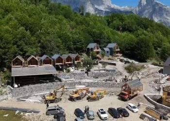 Shembet edhe ndërtesa e fundit në Theth, banorët u larguan pas telefonatës nga pronari