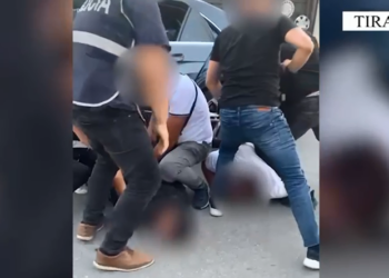 Qarkullonte me armë zjarri në makinë, arrestohet 31-vjeçari në Tiranë