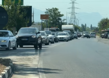 Turistët nga Kosova, trafik në rrugën Milot-Lezhë dhe drejt Shëngjinit