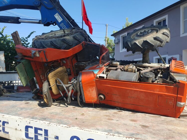 Aksident në Divjakë/ Përmbyset mjeti bujqësor dhe e zë poshtë, humb jetën 62-vjeçari(Emri)