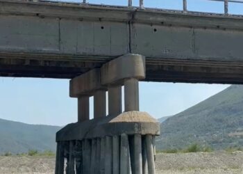 Rrezikonte të shembej/ Mbyllet përfundimisht Ura e Milotit, paralizohet qarkullimi