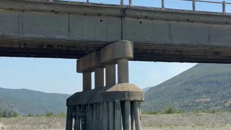 Rrezikonte të shembej/ Mbyllet përfundimisht Ura e Milotit, paralizohet qarkullimi