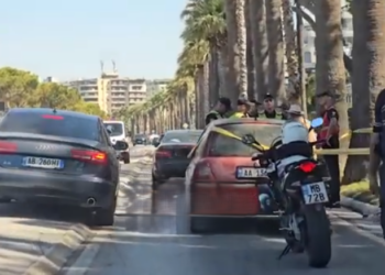 Shoferi përplas këmbësorin te vijat e bardha në Lungomaren e Vlorës