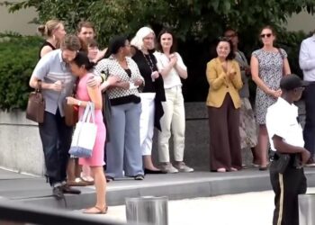 I erdhi dita edhe asaj ‘të hajë bar’, Yuri Kim proteston para DASH pasi e hoqën nga puna