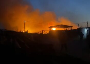 Rindizet zjarri në Drenovë, flakët pranë pusit të naftës dhe nënstacionit elektrik