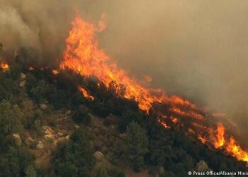 Zjarri në Shkopet del jashtë kontrollit, flakët mbi digën e HEC-it dhe afër banesave