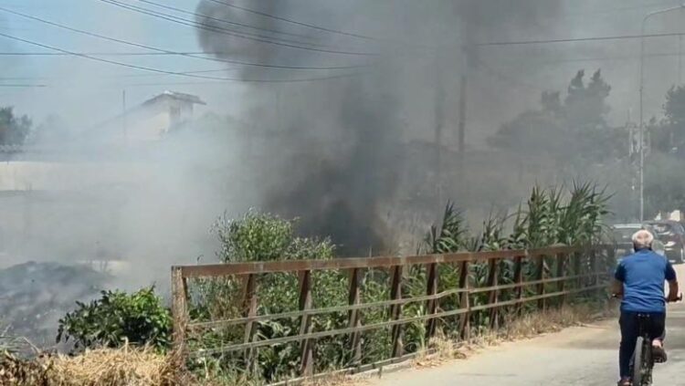 Zjarr masiv pranë shtyllave elektrike në Fier, ndërpritet energjia