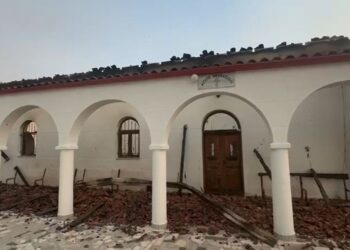 Digjet kisha në Lefterohor të Delvinës, flakët përfshijnë edhe varrezat e fshatit