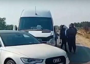 Aksident i rëndë në autostradën Levan–Tepelenë, automjeti përplas furgonin me turistë