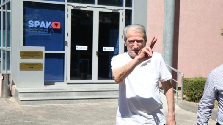 Sali Berisha mbërrin në SPAK në zbatim të masës detyrim paraqitje