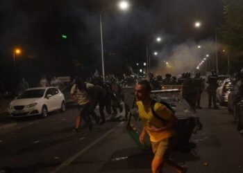 Protesta kundër qeverisë në Serbi, protestuesit shkatërrojnë zyrën e partisë së Vuçiç në Novi Sad