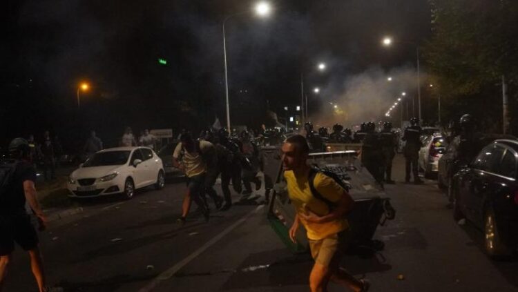 Protesta kundër qeverisë në Serbi, protestuesit shkatërrojnë zyrën e partisë së Vuçiç në Novi Sad
