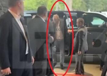 Para samitit në Alaskë/ Lavrov me mesazh provokues shkruar në bluzën që mbante veshur në mbërritje