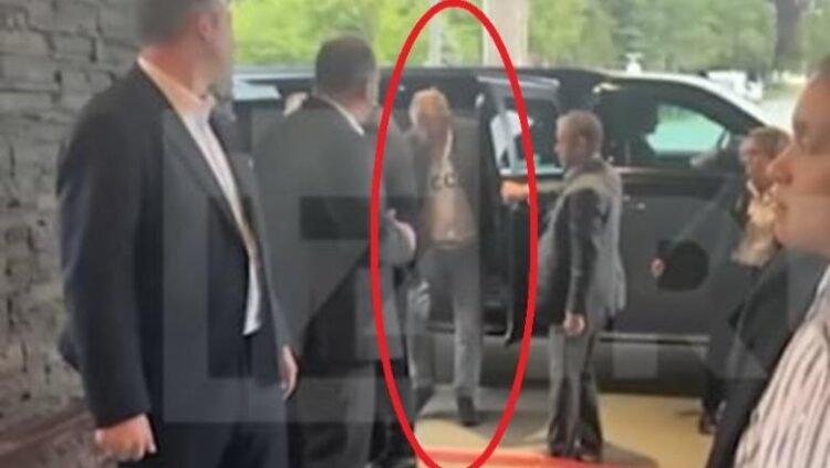 Para samitit në Alaskë/ Lavrov me mesazh provokues shkruar në bluzën që mbante veshur në mbërritje