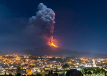 Itali/ Etna shpërthen, ndërsa lëshohet alarmi për trafikun ajror