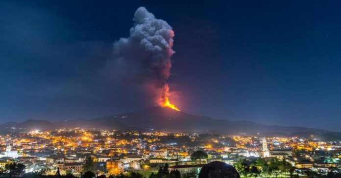 Itali/ Etna shpërthen, ndërsa lëshohet alarmi për trafikun ajror