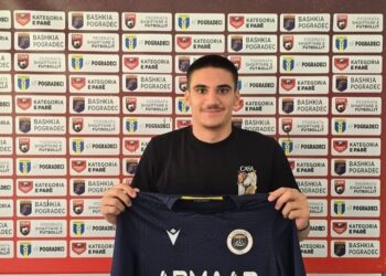 Merkato/ Djali i ish-futbollistit të njohur matjan firmos me Pogradecin