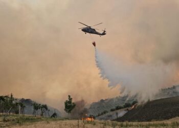 Delvina zgjohet e shkrumbuar nga zjarri, nis ndërhyrja nga ajri