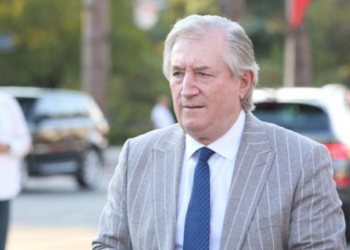 Hipokrizia e pronarit që i trajton gazetarët si miza dhe qiraxhiut të keq që fshihet pas medias