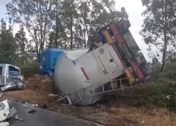 Dy të lënduar në aksidentin e 5-fishtë në autostradën Fier–Lushnje, përmbyset edhe autoboti