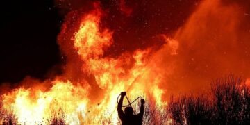 Delvinë/ Zjarri përfshin Kakodhiqin dhe Lefterhorin, banesa dhe një kishë në flakë