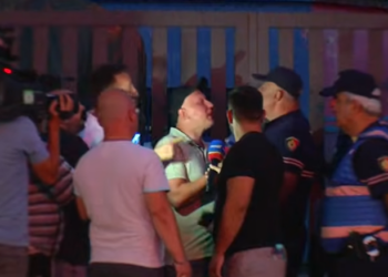Përplasje mes policisë dhe gazetarëve te ambientet e News24, akuzohen se u kanë sekuestruar sendet personale