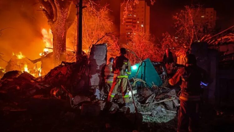 Sulmet me dron/ Zjarr i madh në depon e naftës pranë Soçit, pezullohen fluturimet