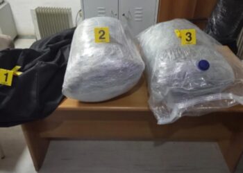 U drejton armë policëve të Kosovës në kufi, hedh çantën me drogë dhe largohet nga vendi i ngjarjes