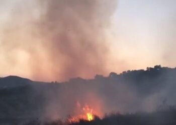 Zjarr në zonën e minuar ‘Piramida 12’, në kufi me Greqinë! Shpërthejnë disa mina