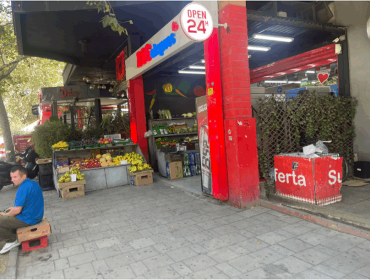 Denoncimi/ “Big Market” i Vullnet Sinajt përgjysmon trotuaret, institucionet bëjnë “qorrin”