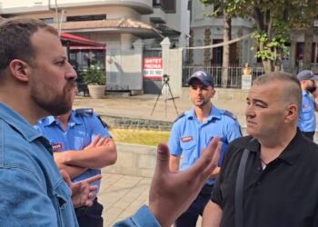 Korçë, Bashkia fillon lirimin e hapësirave publike para afatit të caktuar, përplasje mes drejtorit dhe këshilltarit