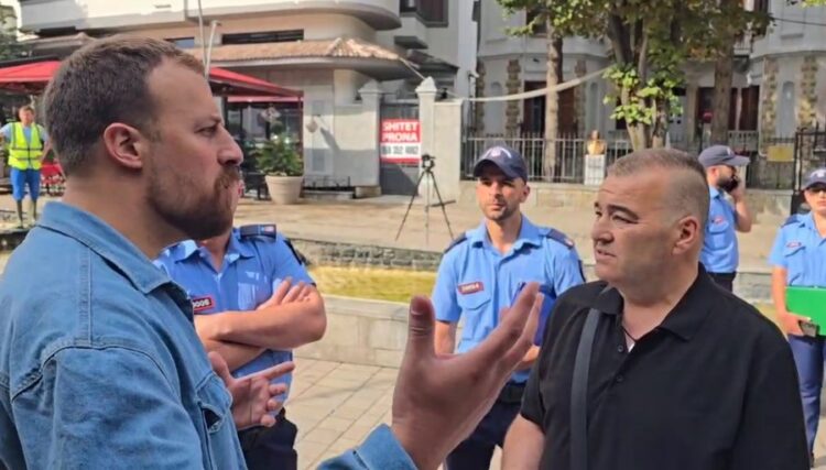 Korçë, Bashkia fillon lirimin e hapësirave publike para afatit të caktuar, përplasje mes drejtorit dhe këshilltarit