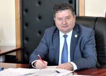 “Abuzoi me fondet dhe punësoi familjarët”, dërgohet për gjykim ish-kreu i Urdhrit të Stomatologut