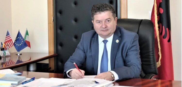 “Abuzoi me fondet dhe punësoi familjarët”, dërgohet për gjykim ish-kreu i Urdhrit të Stomatologut